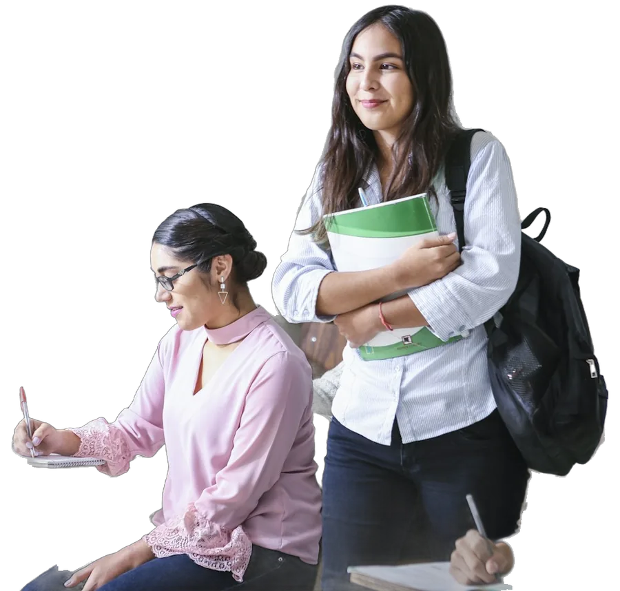 Duas estudantes do ensino médio com cadernos e mochila