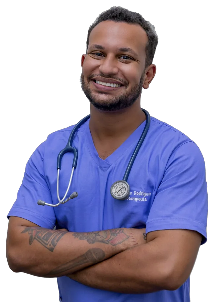 Médico residente sorrindo, de pijama cirúrgico e estetoscópio