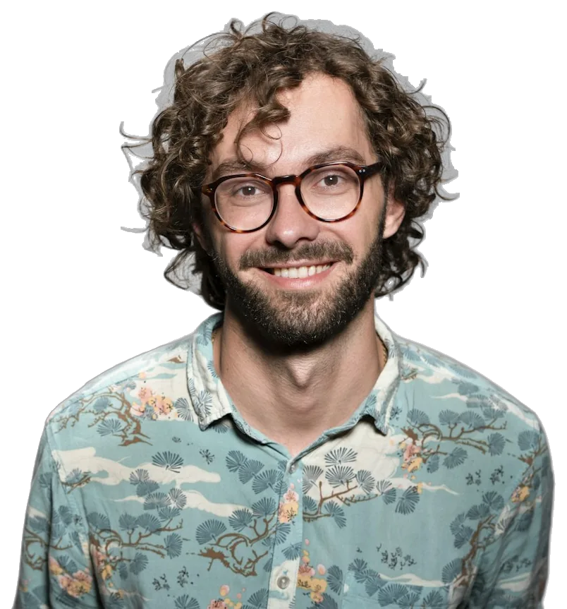 Estudante de psicologia sorrindo, de óculos e cabelo cacheado