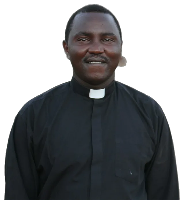 Seminarista sorrindo, de batina preta e colarinho clerical
