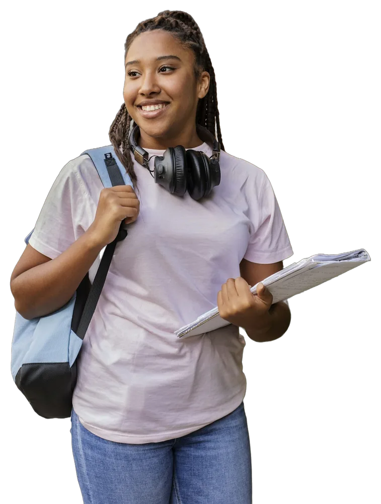 Estudante universitária sorrindo, de mochila, fones no pescoço e caderno